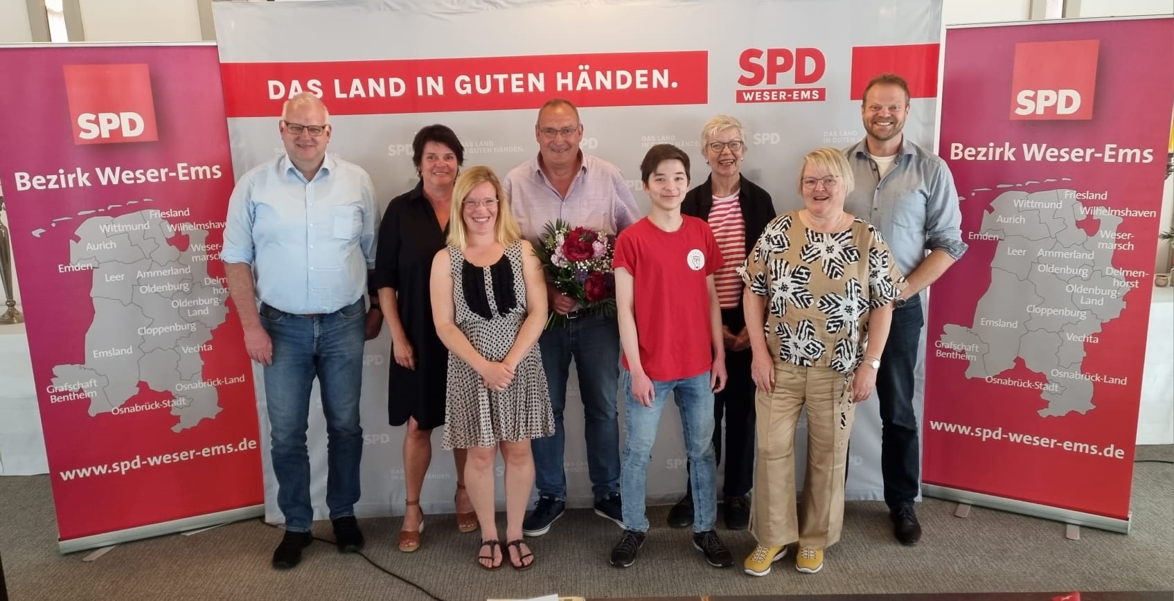 Unser Foto zeigt den neugewählten Unterbezirksvorstand (v.l.) Jochen Szameit, Petra Doesken, Swantje Rosema, Michael de Vries, Lars Tjoa, Maria Dawe, Gertrud Rehling und Matthias Arends.